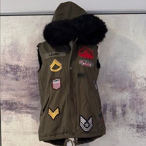 military-style pathed olive parka vest black faux-fur hood trim